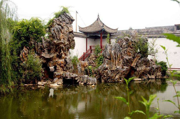 別墅花園設(shè)計(jì)中放置假山的作用