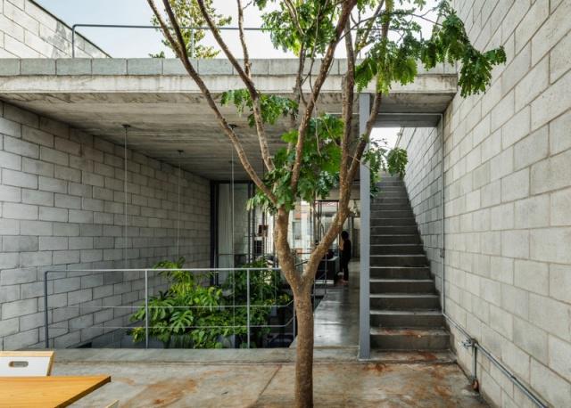 一個有室內(nèi)庭院的兩層小住宅，讓你感受中庭庭院的美