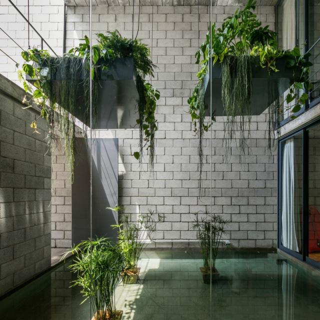 一個有室內(nèi)庭院的兩層小住宅，讓你感受中庭庭院的美