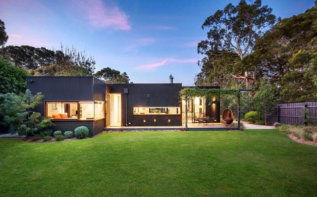 別墅花園設(shè)計(jì)：黑色防腐木居然這么出彩！